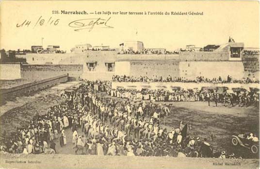 Juifs sur Terrasse a l arrivee du resident general a Marrakech en 1915