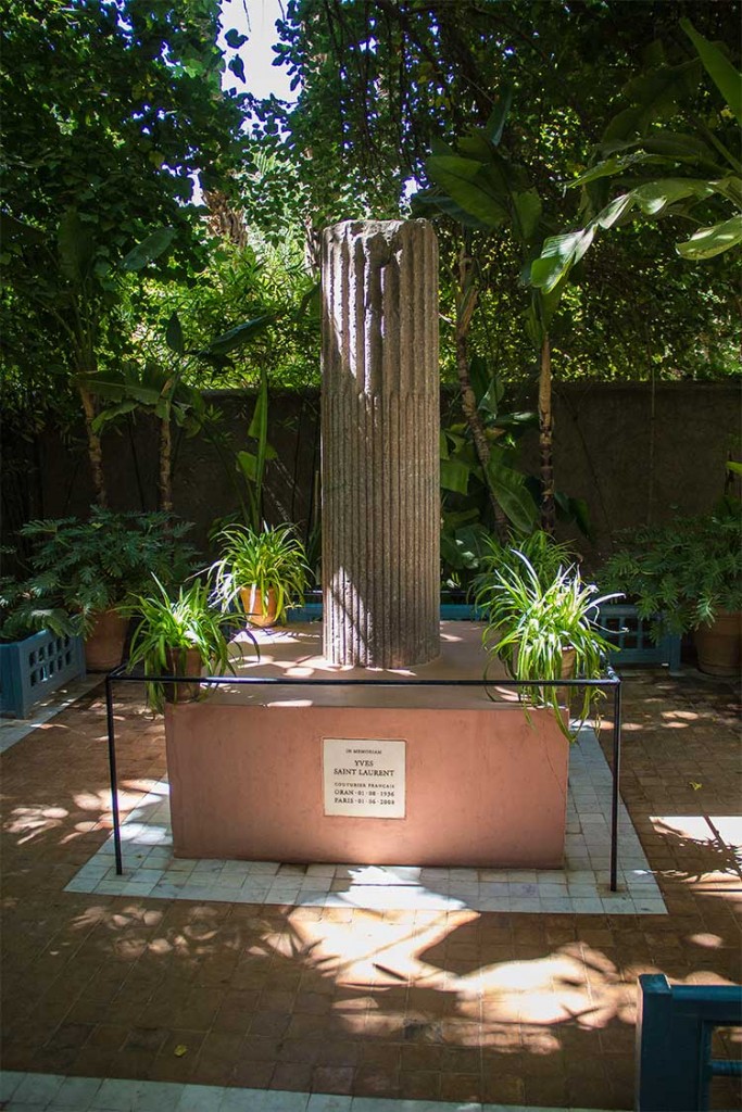 colonne memorial-yves-saint-laurent-jardin-majorelle-marrakech