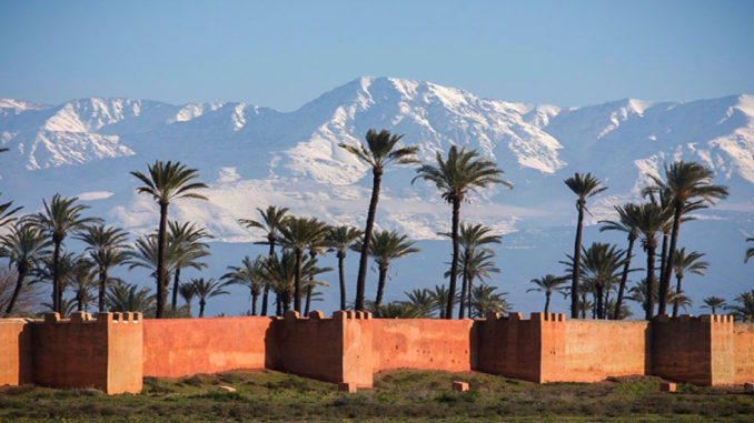 remparts fortifiés de marrakech agdal vue montagne Atlas enneigé