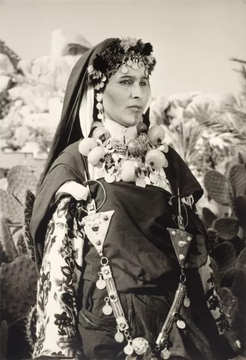 Jeune femme chleuhe de l'Anti-Atlas (Berbères au Maroc) avec Tatouages et Bijoux. Début du XXe siècle