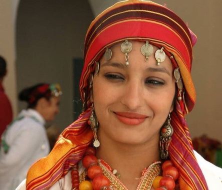 femme Amazigh en habit traditionnel Berbères au Maroc