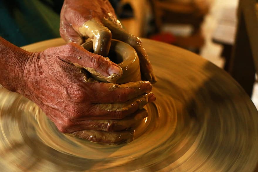 hands-spinning-workshop-handmade-ceramics-pottery-clay - marrakech souks